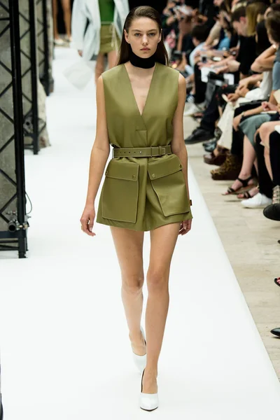 Look 28